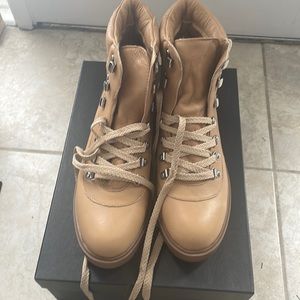 EUC J Crew women’s lightweight leather Nordic boots size 10 light caramel color